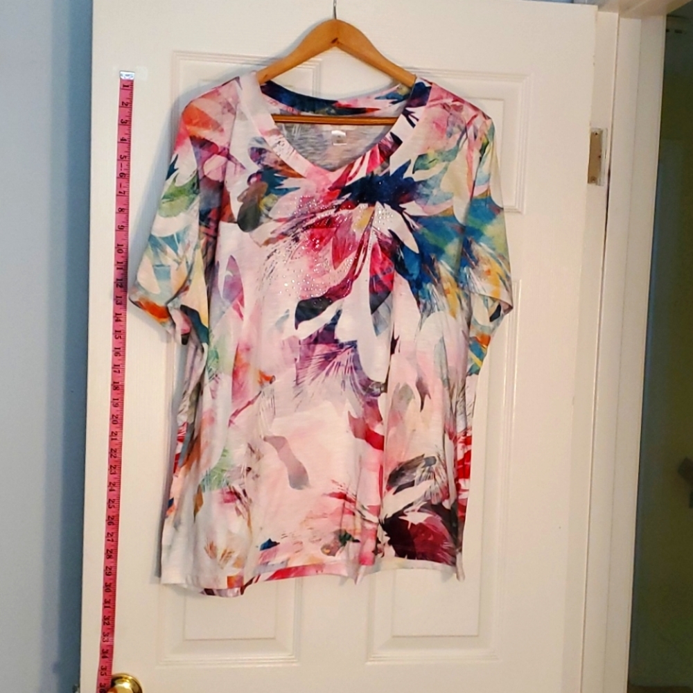 Multi-colored Tee with a splash of rhines. Size 3x